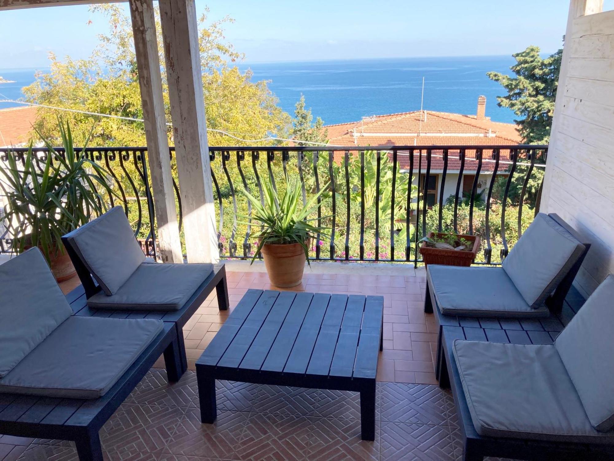 Villa Flore - Penthouse - Apartment In Villa Кастелдача Екстериор снимка